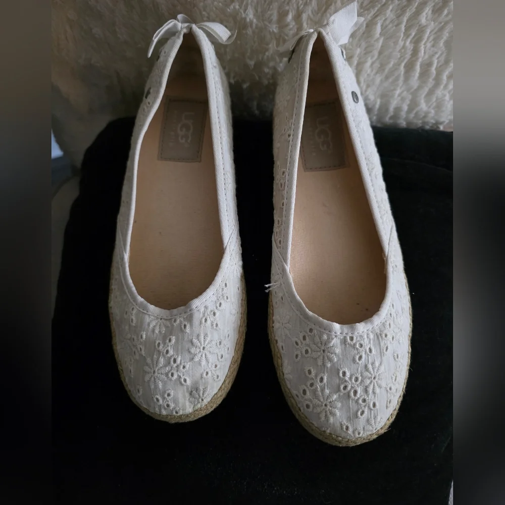 UGG Girl Size 1, Cream Lace Espadrille Flats Used Lake New.